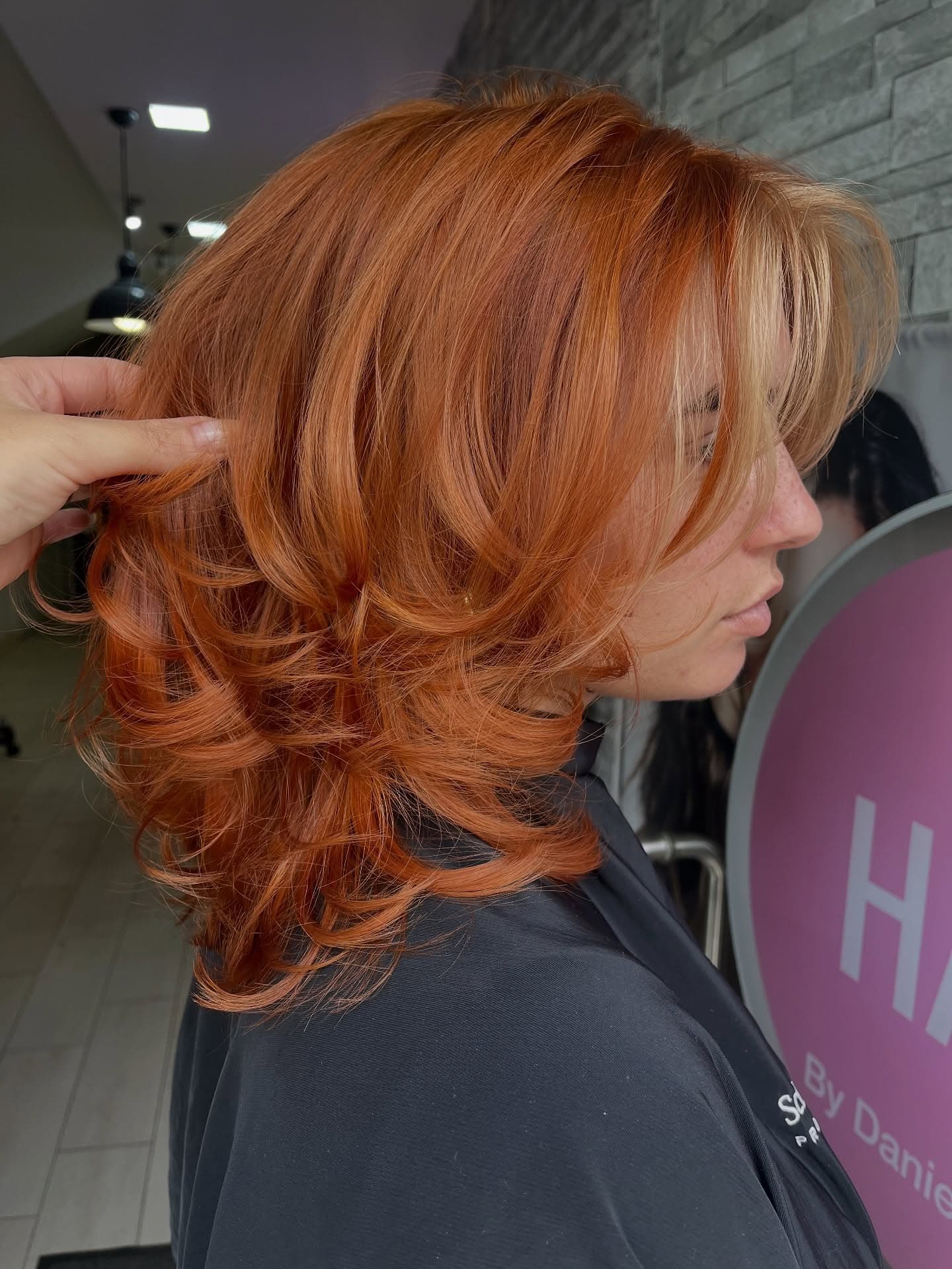 Cabelo ruivo acobreado com ondas e volume