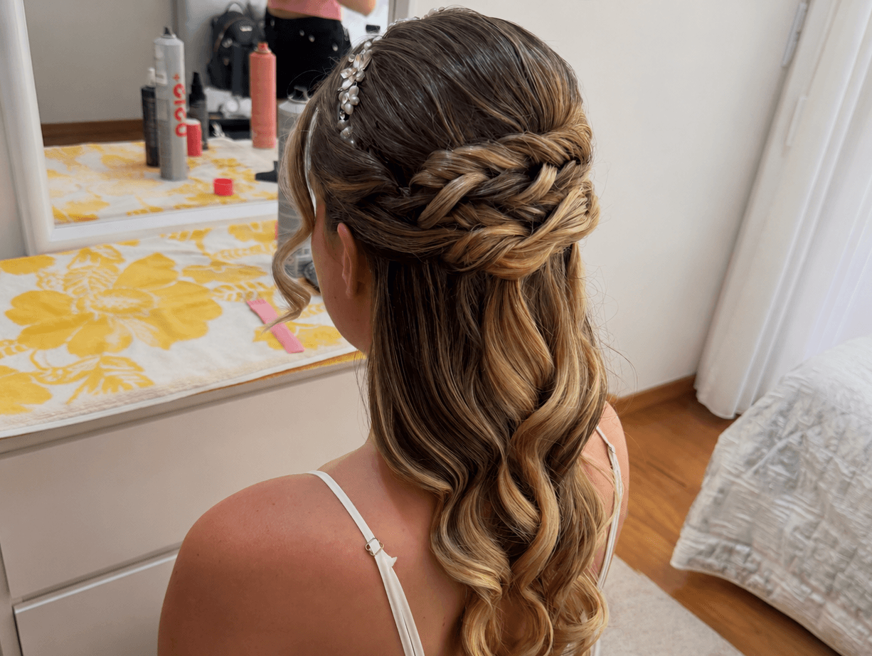 Penteado semipreso com trança e ondas