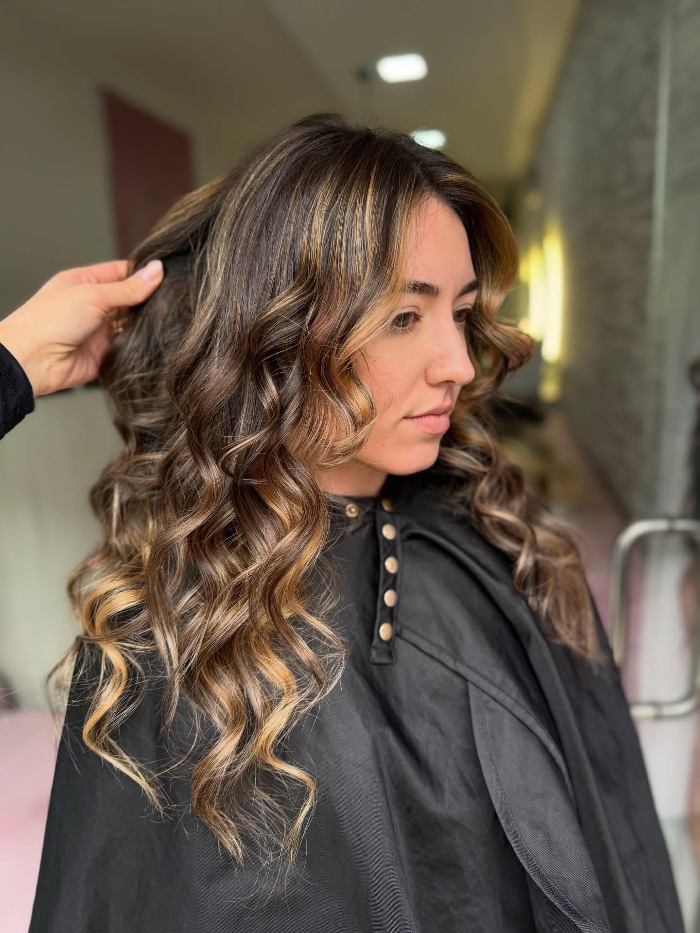 Balayage com ondas e reflexos dourados