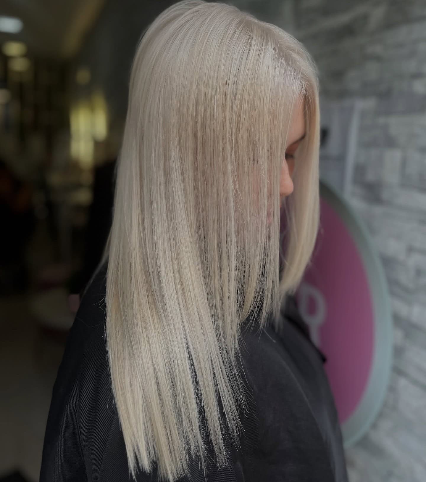 Cabelo loiro platinado, liso e brilhante