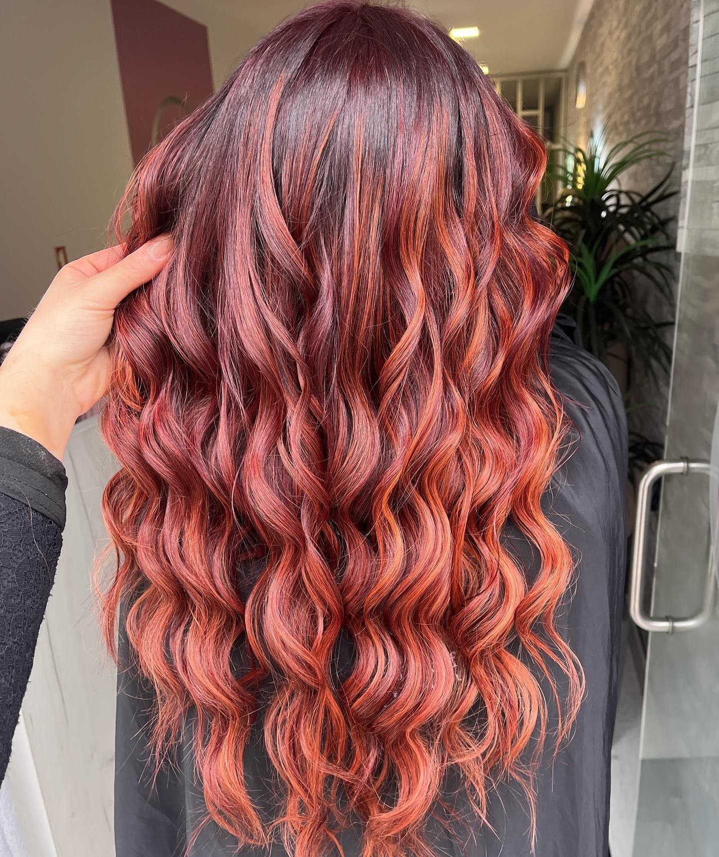 Penteado longo em tom vermelho com acessório delicado